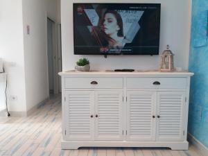 A television and/or entertainment centre at Appartamento ADRIANA
