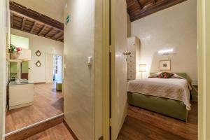 - une petite chambre avec un lit et un couloir dans l'établissement Pantheon Luxury Home, à Rome