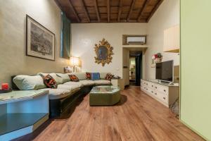 - un salon avec un canapé et une télévision dans l'établissement Pantheon Luxury Home, à Rome