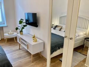 um quarto com uma cama e um espelho em Duo 2 Debniki Apartment em Cracóvia