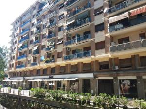 apartamentowiec z ludźmi siedzącymi na balkonach w obiekcie Roma Trastevere Station w Rzymie