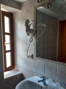 bagno con lavandino e specchio di Hotel Puente Vidosa ad Amieva