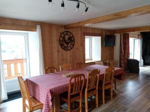 Ένα ή περισσότερα κρεβάτια σε δωμάτιο στο Chalet Le rustique vue sur le lac +6 φωτογραφίες