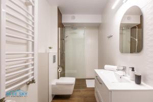 Ванная комната в Apartamenty BlueSky - Karkonoska 13, blisko szlaków i wyciągów