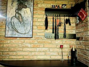 una pared de ladrillo con sombrillas colgando en ella en Lavender Inn Guest House, en Viešvėnai