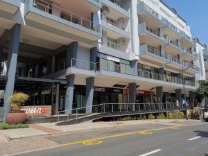 un edificio de apartamentos al costado de una calle en Aya Luxury Apartments 56, en Durban