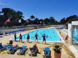 un grupo de personas jugando en una piscina en Camping Officiel Siblu Le Bois Masson, en Saint-Jean-de-Monts