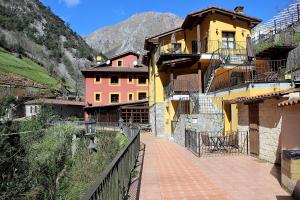 a group of buildings with mountains in the background at Apartamentos Aguasaliu in Ponga