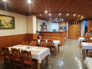 Reštaurácia alebo iné gastronomické zariadenie v ubytovaní Levanda Panzió