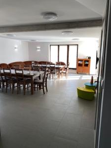 Posedenie v ubytovaní Dom z basenem i widokiem na łąkę