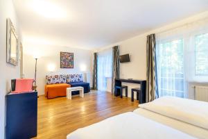 pokój hotelowy z łóżkiem i kanapą w obiekcie Villa 7 w mieście Flachau