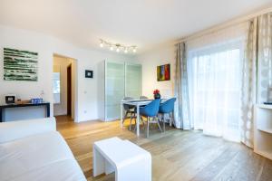 ein Wohnzimmer mit einem weißen Sofa und einem Tisch in der Unterkunft Villa 7 in Flachau