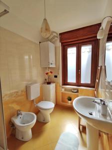 La salle de bains est pourvue de 2 lavabos, de toilettes et d'une fenêtre. dans l'établissement Il Larice, à Salabertano