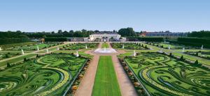 an aerial view of a garden with a fountain at Hotel Charlton in Hannover
