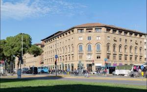 um grande edifício com pessoas andando na frente dele em Le Stanze Di Catia em Florença