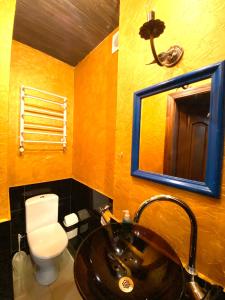 uma casa de banho com um lavatório, um WC e um espelho. em Квартира в центрі на вулиці Лесі Українки 19 em Lviv