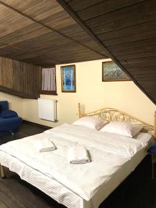 Tempat tidur dalam kamar di Квартира в центрі на вулиці Лесі Українки 19