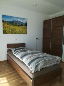 Schlafzimmer mit einem Bett mit Wandgemälde in der Unterkunft Jura Hotel in Nürnberg