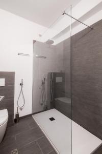W łazience znajduje się przeszklony prysznic i toaleta. w obiekcie Hotel Duomo Cremona w mieście Cremona