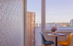 a room with a table and two chairs and a window at INITIUM rooms - Pokoje na wynajem - Obrońców Wybrzeża 4D in Gdańsk