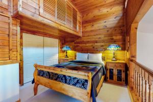 una camera con un letto in una baita di tronchi di Kings Run Relaxation a Kings Beach