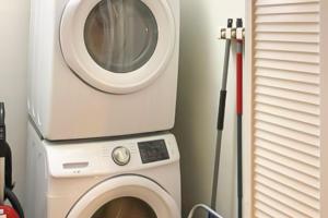 uma máquina de lavar e secar roupa num quarto em Cottonwood Cottage on Lake LBJ em Kingsland