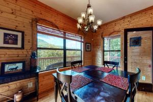 Μια τηλεόραση ή/και κέντρο ψυχαγωγίας στο Red Roof Retreat