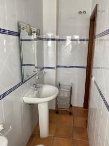 a bathroom with a sink and a mirror at Arco - Virgen Apartamentos y Habitación in Conil de la Frontera