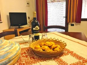 una mesa con una cesta de comida y una botella de vino en Villetta Tancau, en Santa Maria Navarrese