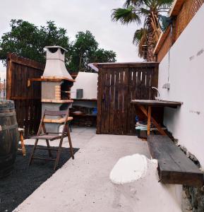 une terrasse avec un évier, un banc et une cuisinière dans l'établissement Finca Villa Lucía, à Mácher