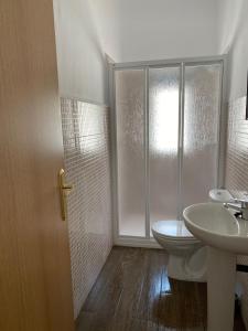 a bathroom with a shower and a toilet and a sink at Casa Rural Casa Forestal in Yeste