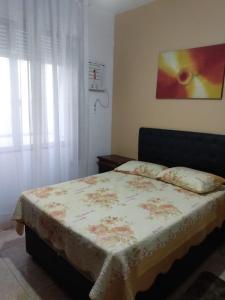 Un dormitorio con una cama con una manta. en Amplo Apartamento Copacabana, en Río de Janeiro