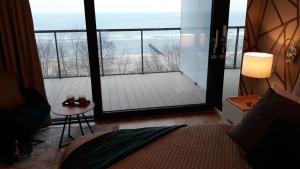 Łóżko lub łóżka w pokoju w obiekcie APARTLUX Seaside Park - bezpośredni widok na morze