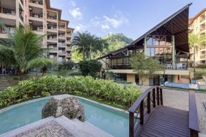 un complexe avec une piscine et un bâtiment dans l'établissement Angra dos Reis - Porto Bali - Apartamento no Complexo Mercur, à Angra dos Reis