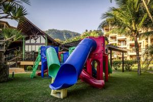 un parque infantil con un tobogán en el césped en Angra dos Reis - Porto Bali - Apartamento no Complexo Mercur en Angra dos Reis