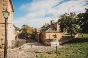 ベリック・アポン・トゥィードにあるThe Drawing Officeの目の前に看板のある古い建物