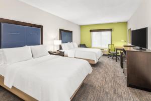 ニューアークにあるHoliday Inn Express & Suites Wilmington-Newark, an IHG Hotelのベッド2台、薄型テレビが備わるホテルルームです。