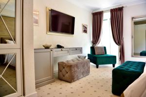 TV a/nebo společenská místnost v ubytování Villa Giardino Heritage Boutique Hotel Bol