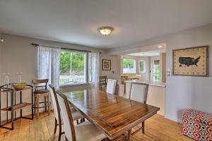 Il comprend une cuisine et une salle à manger avec une table et des chaises en bois. dans l'établissement Queen City Home with Ohio River View - 3 Mi to Dtwn!, à Cincinnati