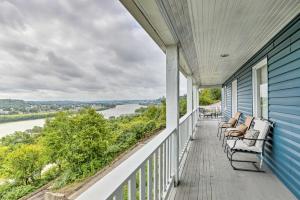 veranda con sedie e vista sul fiume di Queen City Home with Ohio River View - 3 Mi to Dtwn! a Cincinnati