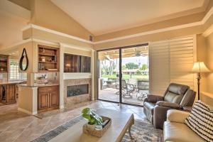 Upscale Palm Desert Escape with Patio and Shared Pool! في بالم ديزرت: غرفة معيشة مع أريكة ومدفأة