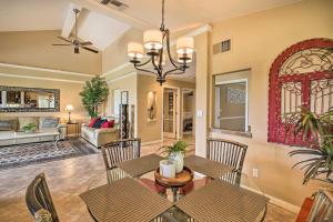 Zona de estar de Palm Desert Escape with Patio and Shared Pool!