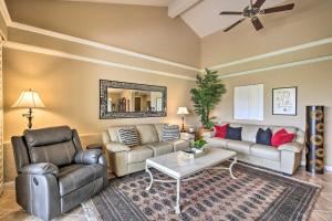 Zona de estar de Palm Desert Escape with Patio and Shared Pool!