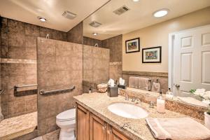 Un baño de Palm Desert Escape with Patio and Shared Pool!