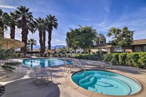 Upscale Palm Desert Escape with Patio and Shared Pool! tesisinde veya buraya yakın yüzme havuzu
