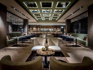 een restaurant met tafels en stoelen en een bar bij Van der Valk Hotel Dordrecht in Dordrecht