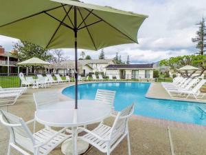 - une table et des chaises avec un parasol à côté de la piscine dans l'établissement Top King Suite 40% OFF: Full Kitchen, Peaceful Views, à Napa