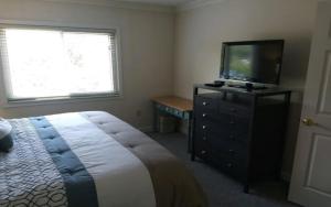 Postel nebo postele na pokoji v ubytování Gatlinburg Chateau Condo 309