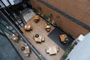 an overhead view of a patio with tables and chairs at Hotel Diana in Puebla