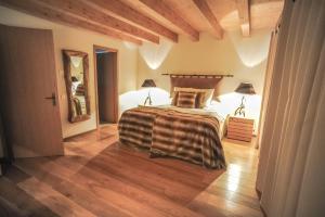 Tempat tidur dalam kamar di Crans Luxury Lodges